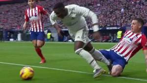 Vinícius recibió falta al borde del área y el VAR lo consideró como penal.