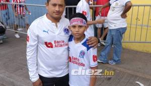 Wilmer Velásquez junto a su hijo en su llegada al estadio Nacional de Tegucigalpa.