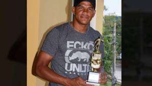 Rony Martínez posa orgulloso con el trofeo MVP de Ferretería Monterroso y DIEZ. Foto Neptalí Romero