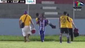 Tyson Núñez cuando cargaba al jugador del Boca y lo sacaba del campo.