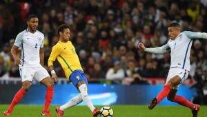 Neymar fue bien marcado por los defensores de la selección inglesa.