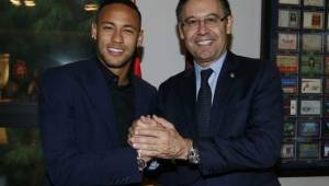 Neymar junto a Bartomeu cuando el brasileño era parte de la familia del Barcelona.