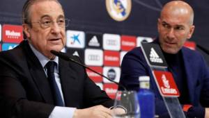 Florentino acompañó a Zidane en la conferencia de prensa, donde el frances anunció su salida.
