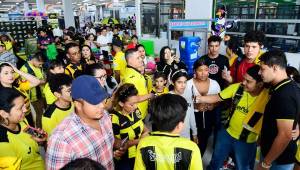 Los aficionados del Real España que llegaron a darle el apoyo en el día previo a enfrentar al Olimpia por la Copa Premier Centroamericana.