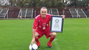 Robert Carmona es conocido como el futbolista más longevo del mundo.