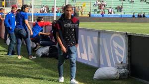 José Mario Pinto al momento que se paseaba por la grama del Nacional previo al juego Olimpia-Marathón. Foto Ronald Aceituno