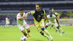 El delantero del América, Sebastián Córdova, se quiere escapar de la marca de Michael Chirinos del Olimpia durante el juego en el Azteca. Foto cortesía | Universal