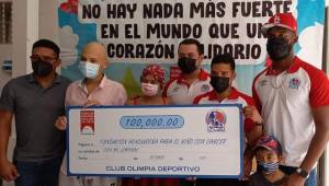 Jugadores del Olimpia hicieron entrega de 100 lempiras a la Fundación Hondureña para el niño con Cáncer.