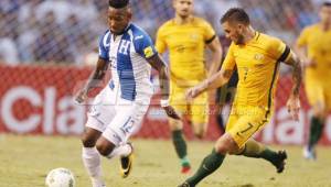 El delantero Romell Quioto intentando superar a un zaguero de Australia durante el partido celebrado en el estadio Olímpico. Foto Juan Salgado