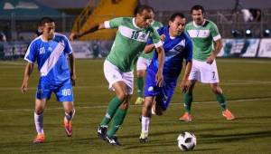 La afición no paró de celebrar en la tercera edición de la Copa Cementos Progreso, la primera con actores de este calibre, desde el momento en que los exfutbolistas salieron a calentar en el terreno de juego. EFE