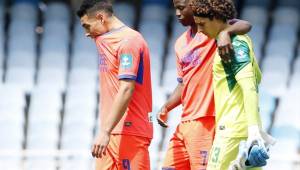 Guillermo Ochoa es consolado por sus compañeros cuando salía del campo tras perder en San Sebastián ante Real Sociedad.