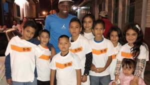 El futbolista Boniek García les regaló uniformes a niños en la capital hondureña. Además entregó algunos regalos y la MLS lo ha destacado. Fotos cortesía Boniek