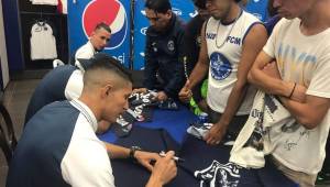 Los jugadores atendieron a la afición azul. Foto cortesía Motagua.