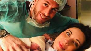 Ramos publicó una foto con su tercer hijo, quien nació este domingo.