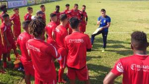 Luis Alvarado con sus dirigidos en el Tela FC de la Liga de Ascenso. Foto cortesía.