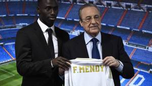 Ferland Mendy en su presentación oficial como el nuevo jugador del Real Madrid. Florentino Pérez a su lado.