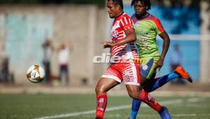 Real de Minas y Vida disputan un intenso partido en el Marcelo Tinoco de Danlí. Foto: Emilio Flores.