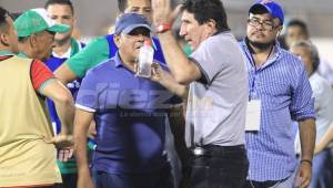 Héctor Vargas y Carlos Caballero se resistían a marcharse del terreno de juego tras su expulsión. Foto Ronal Aceituno