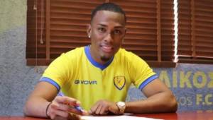 El hondureño Deiby Flores firmando su contrato con el Panetolikos de Grecia.