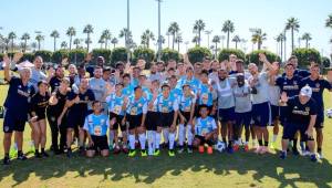Los niños tailandeses compartiendo con los jugadores de Los Ángeles Galaxy, entre ellos el sueco Zlatan Ibrahimovic.
