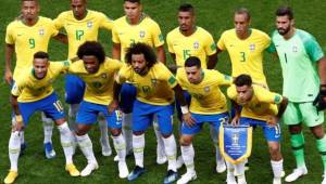 Fernandinho (17) posando junto a la selección de Brasil en Rusia 2018.