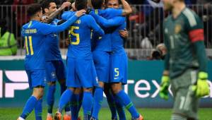 Brasil celebrando la primera anotación del partido gracias a Miranda.