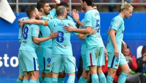 Los jugadores del Barcelona celebrando la anotación de Suárez.