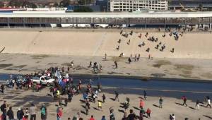 Migrantes de la caravana en su intento de cruzar hacia Estados Unidos desde Tijuana. Foto: @ManuelNoctis