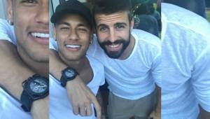 Neymar bromea fuerte con Gerard Piqué.