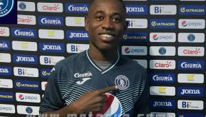 El defensor central Wesly Decas posando con la camisa del Motagua. El juvenil firmó por un año con los Azules. Fotos @Motaguacom