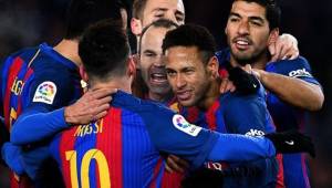 Neymar celebrando con sus compañeros del Barcelona.