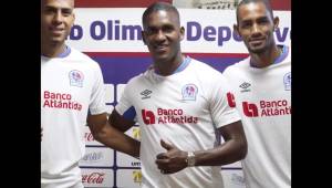 Eddie Hernández, Brayan Beckeles y Jerry Bengtson posando tras firmar contrato con Olimpia. Foto @CDOlimpia