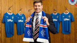 El exjugador del Liverpool, Steven Gerrard, ha sido presentado este viernes como nuevo estratega del histórico Rangers de Escocia. Foto cortesía