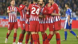El Atlético se mantiene en el segundo puesto tras golear al Alavés.