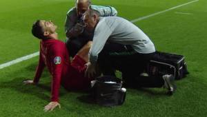 Cristiano Ronaldo salió por lesión en el juego frente a Serbia.