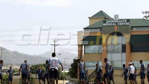 La Selección de Honduras en su primer entrenamiento en Trinidad y Tobago donde se prepara para el choque del viernes. Foto Delmer Martínez-Enviado