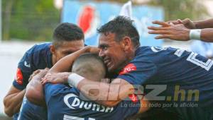 Los jugadores de Motagua celebran el gol anotado por Kevin López.