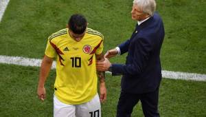 José Pekerman intentó consolar a James Rodríguez tras su lesión contra Senegal.