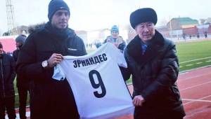 Eddie Hernández posando con la camisa del FC Irtysh Pavlodar de Kazajistán.