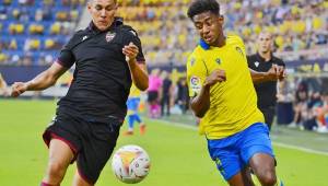 El delantero hondureño Antony Choco Lozano disputa la pelota con el defensor tico, Óscar Duarte. Foto cortesía | LaLiga