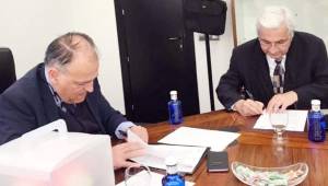 Javier Tebas, presidente de la Liga española cuando firmaba el convenio con el presidente de la Liga Nacional de Honduras, Selim Canahuati. Foto Liga Nacional