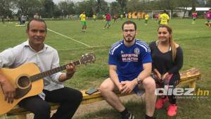 Mientras los jugadores del Parrillas One entrenaban, ellos cantaban.