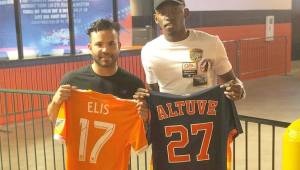 El hondureño Alberth Elis, jugador del Houston Dynamo, junto al pelotero de los Astros de Houston, José Altuve. Foto cortesía