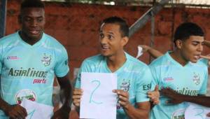 Platense ha tenido que entrenar este miércoles en una cancha techada y de grama sintética debido a la lluvia en Puerto Cortés. Foto Neptalí Romero