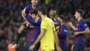 Piqué es felicitado por sus compañeros tras su anotación ante Villarreal.