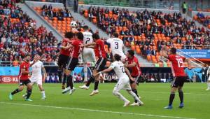 Esta es la imagen del gol anotado por José María Giménez de Uruguay con el que vencieron a Egipto en un estadio que estaba vacío. Foto Agencia