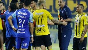 El entrenador del Motagua, Diego Vázquez, reclamó por la caja de cervezas que lanzaron a un costado de la cancha y tras reclamar fue expulsado. Fotos DIEZ