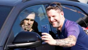 Gareth Bale en su llegada a Londres. Hasta se dio el lujo de sacarse una fotografía con un fanático.