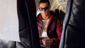 Cristiano Ronaldo en interior de un avión mientras viajaba.