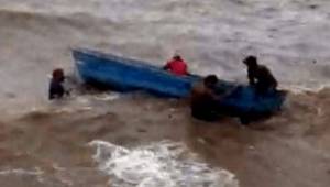 En la Mosquitia hondureña tres personas fueron rescatadas con vida luego de permanecer varias horas en el mar tras el naufragio de dos lanchas.